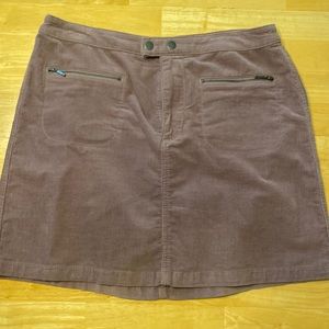 Mauve skirt with zipper pocket details